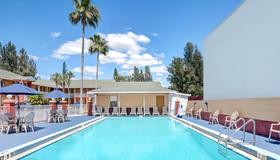 Howard Johnson by Wyndham Ft. Myers FL - Fort Myers - Pool