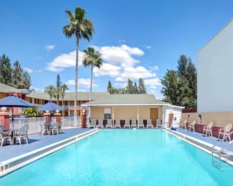 Howard Johnson by Wyndham Ft. Myers FL - Fort Myers - Pool