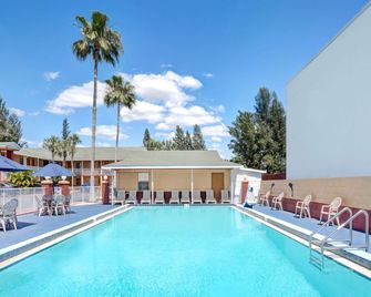 Howard Johnson by Wyndham Ft. Myers FL - פורט מאיירס - בריכה