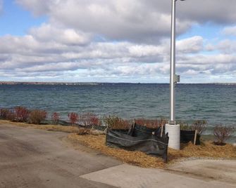 Inland Waterway / Mullett Lake / Indian River / Cheboygan Mackinaw Island/Aloha - Indian River - Beach