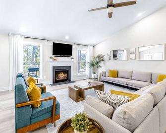 Modern Waterfront Home With Kayak, Firepit, Gameroom, Pool+beaches, Dog & Ev Ok - Montross - Sala de estar