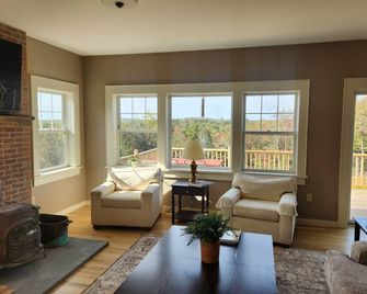 Secluded Sophistication in the Berkshires - 49 Acres of Quiet Luxury in Becket. - Becket - Sala de estar