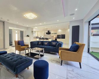 House - Sleeps 16, Parking, Pets Allowed & Jacuzzi - Farnborough - Лоббі