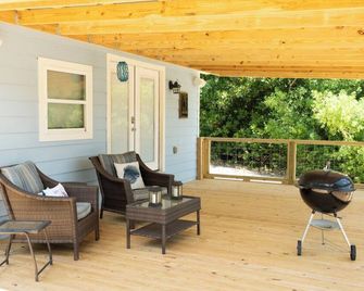 Escape to our serene lakefront cottage & vineyard with stunning views! - Woodville - Patio