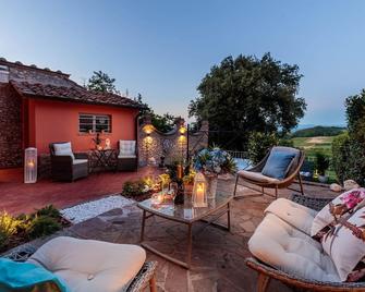Villa Chianti, your Secret 4 Bedrooms Retreat with View over the Vineyards in Marcialla - Marcialla - Patio
