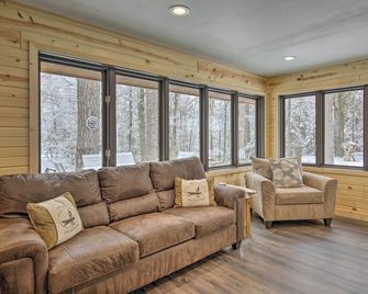 'Deerskin Lodge' w/ Boat Dock & Fire Pit! - Eagle River - Вітальня