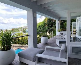 Fabulously Located 3-bed villa with large swimming pool in wonderful Frigate Bay - Frigate Bay - Balkon