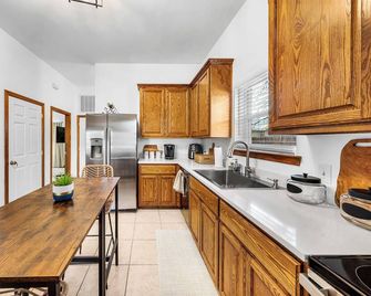 3-bedroom 2-bath house across the street from East Texas A&M University - Commerce - Cocina