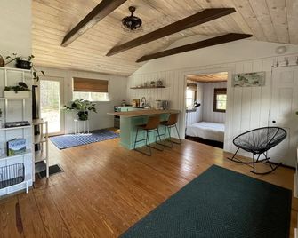 Romantic Forest Cabin - private, near everything - Bar Harbor - Living room