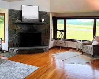 Tranquil Catskills Hideaway: Contemporary Retreat on 39 Acres - Hensonville - Living room