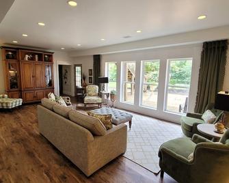 Charming 2bedroom villa in the terrace level of the host home,Completely private - Hoschton - Sala de estar