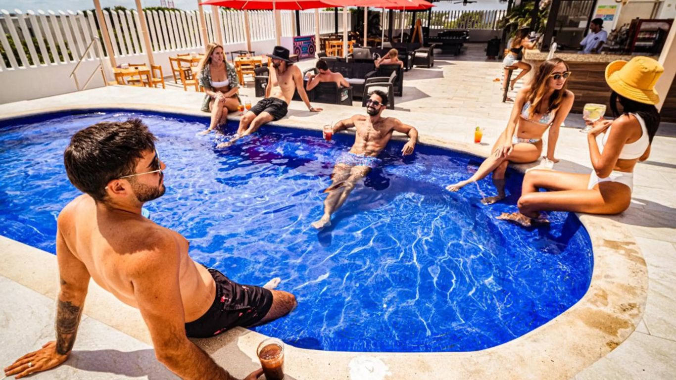 Nomads Party Hotel & Hostel