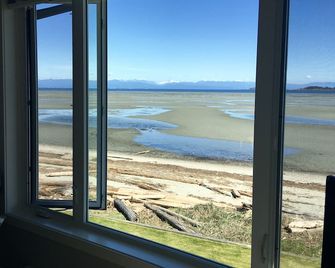 Truly Beachfront - 180 Degree Panoramic View Of The Beach - Parksville - Balcony