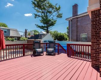 3-bedroom, 2 Bathroom house w/ Backyard, BBQ, & Laundry - Queens - Balcony