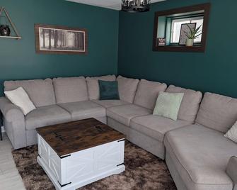 Almaguin Hideaway Retreat: Rustic and chic 1-bedroom house. Downtown South River - South River - Living room