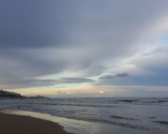 Elegant apartment near the sea. Geraniums. (CIS): FG07106032000019789 - Vieste - Strand