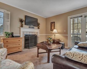 Beautiful Norwich Villa located at The Norwich Inn & Spa. Top floor corner unit. - Norwich - Living room