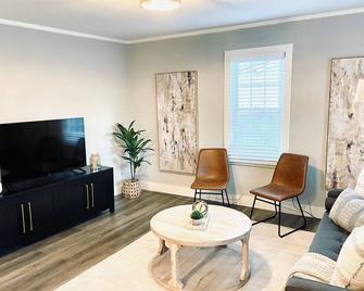 \'Canton Charmer\' Modern 2/1 Bungalow - Canton - Living room