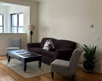 Spacious 3-bedroom Duplex condo - Chicago - Living room
