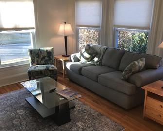 Rosemont 1st Fl: 2BR: Sunny Spacious Convenient - Portland - Salon