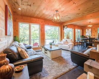 Secluded Lakeside Retreat with Scenic Views (Hot Tub & Sauna) - Dorset - Huiskamer