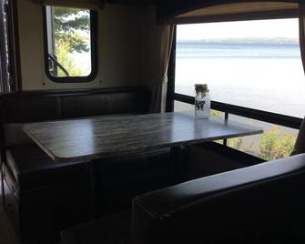 New travel trailer 5 steps from waters edge on Lake Superior! - Baraga - Comedor