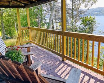Lakefront Cabin: Sauna & views - close to skiing and snowmobile trails! - Rangeley - Balcony