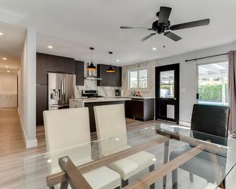 4 Bedroom West Hills Charmer with Pool - Woodland Hills - Kitchen