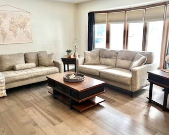 Spacious 5 bedroom great for the whole family - Fargo - Living room