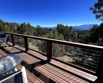 Mountain View Cabin w/ Private Hot Tub - Carbondale - Balcony