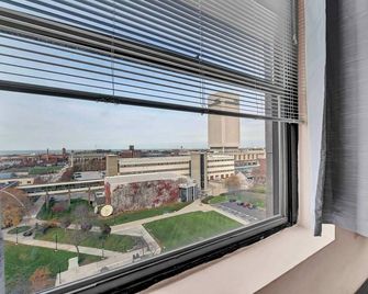 Pink playhouse sq near Progressive field & CSU - Cleveland - Parveke