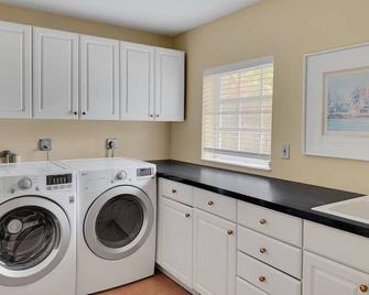 Coastal Paradise with pool– Walk to the Beach! - Fort Lauderdale - Laundry facility
