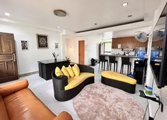 Triple M Vacation Villas - Yellow house - Morong - Living room
