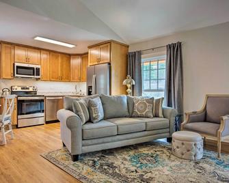 Walk to Dining Saluda Main Street Retreat! - Saluda - Living room