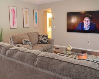 Relaxing Retreat: 2-bedroom apartment in superb Enterprise highspeed internet - Enterprise - Obývací pokoj