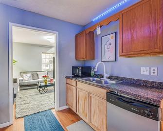 Charming Retreat, Sleeps 8, & Just Minutes from Uptown - Charlotte - Cocina