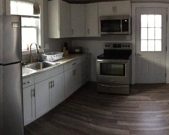 Private Waterfront Home! - Worcester - Kitchen