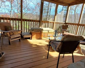 Cozy Cabin on 11 acres w/ Lake&Mtn Views. wifi, great cell svc. & moderated AC. - Bristol - Balkon