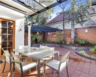Grosvenor Court Apartments - Sandy Bay - Patio