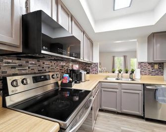 Mins to Hospitls District Mizzou - Columbia - Kitchen