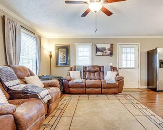 Lynchburg Home w/ Patio - 2 Mi to Tims Ford Lake! - Lynchburg - Sala de estar