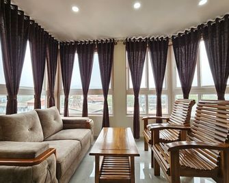 Navarathna Comforts - Madikeri - Sala de estar