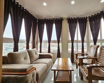 Navarathna Comforts - Madikeri - Huiskamer