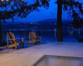 Enjoy Lake Living! Down By The Bay, Shuswap Lake- Semi Lakefront with Beach/Buoy - Blind Bay - Balcony