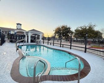 Regency Inn & Suites - Baytown - Baytown - Pool