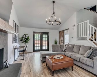 Edmond Bungalow: Cute 2 BR + Bonus Game Room with Futon - Edmond - Sala de estar