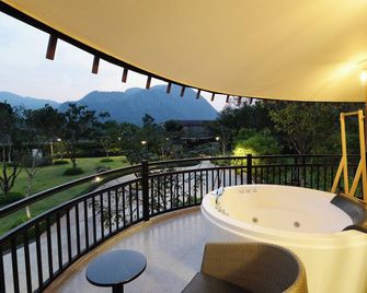 ذا هيدن فيليدج كاو ياي - Mu Si - شرفة