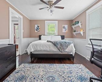 4 Bedroom House, sleeps 12, short walk to Main St! - St. Charles - Bedroom