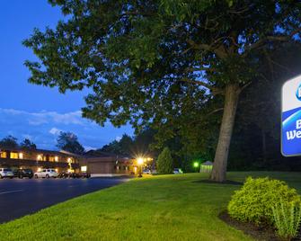 بست وسترن أوف ليك جورج - لاكي جورج - مبنى