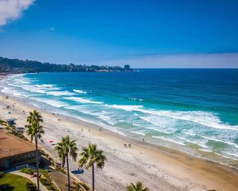 Caviar Dreams by Cardo | Parking, Patio - San Diego - Playa